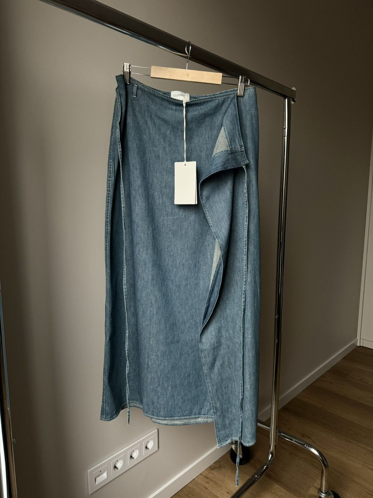 CLOSED Brand new closed skirt with labels Size 27" / US 4 / IT 40 - 8 Thumbnail