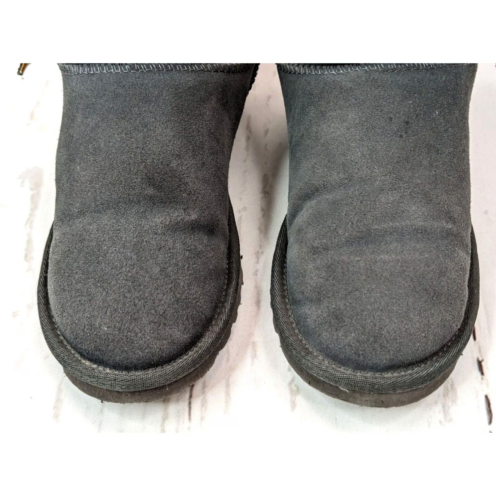 Ugg UGG Suede Boots Womens 9 Gray Bow Shearling Lined Winter Warm Short Platform 1 in Casual Boots Womens 9 Gray Bow Shearling Lined Winter Classic Size 30" / US 8 / IT 44 - 3 Thumbnail