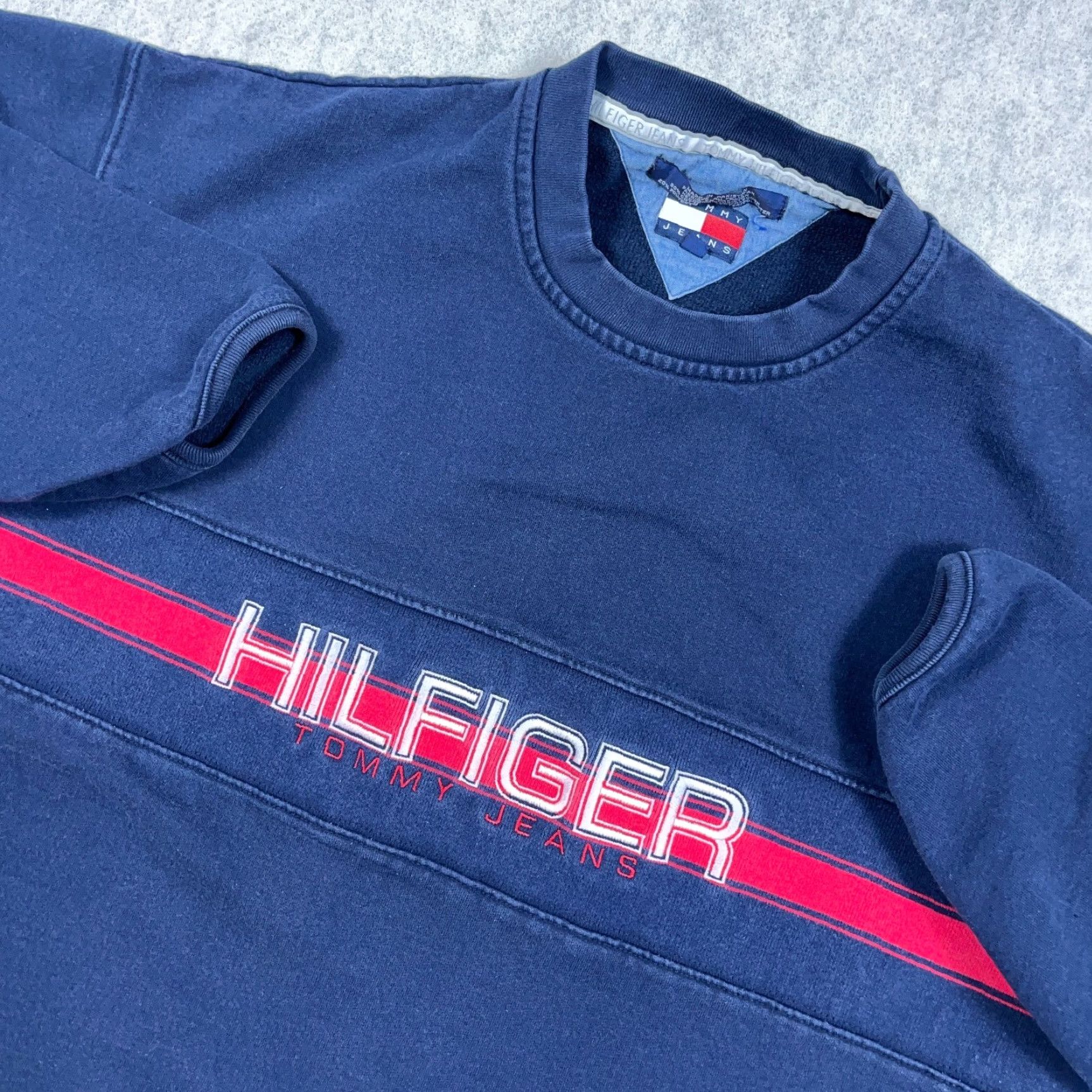 Tommy Hilfiger VINTAGE Tommy Hilfiger Sweatshirt Men Large Navy Blue Crewneck 90s Logo Embroidered Hits Size US L / EU 52-54 / 3 - 2 Thumbnail