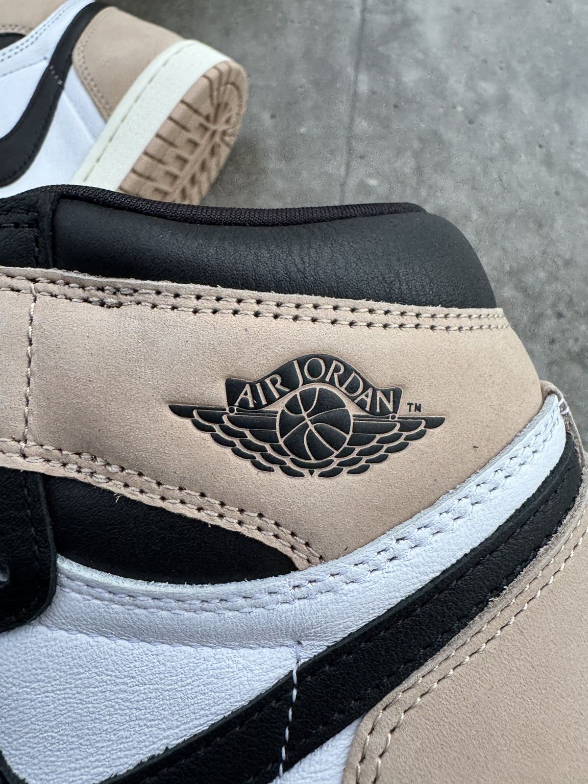 Jordan Brand × Nike Nike air Jordan 1 High Latte Mocha Size US 5 / EU 37 - 7 Thumbnail