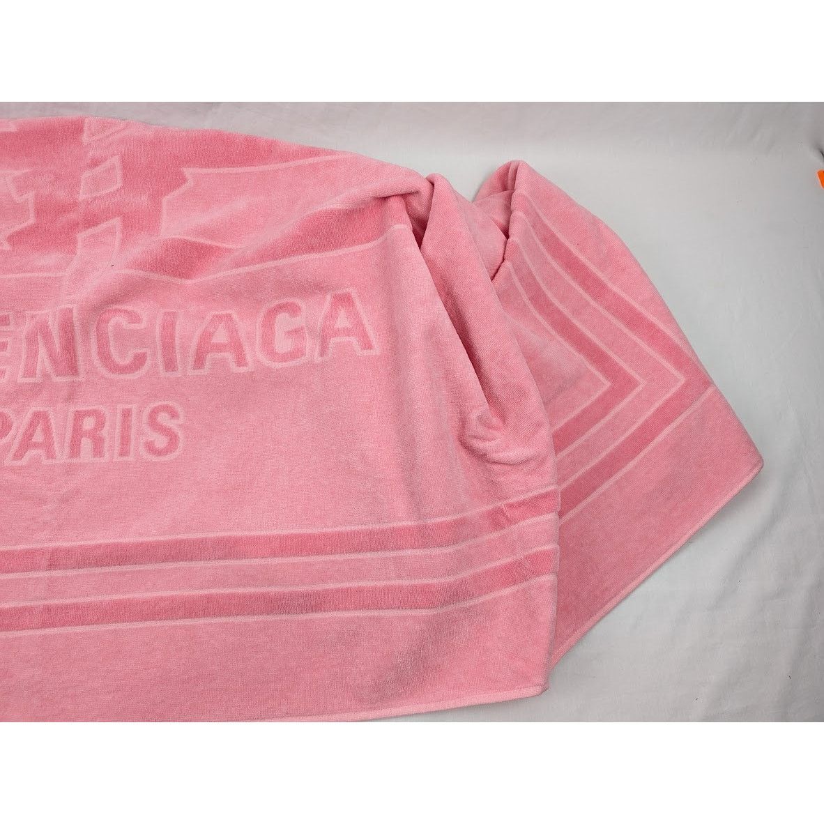 Balenciaga o1rshd1 Size: OS / SA BB Paris Icon Towel in Pink Size ONE SIZE - 7 Thumbnail