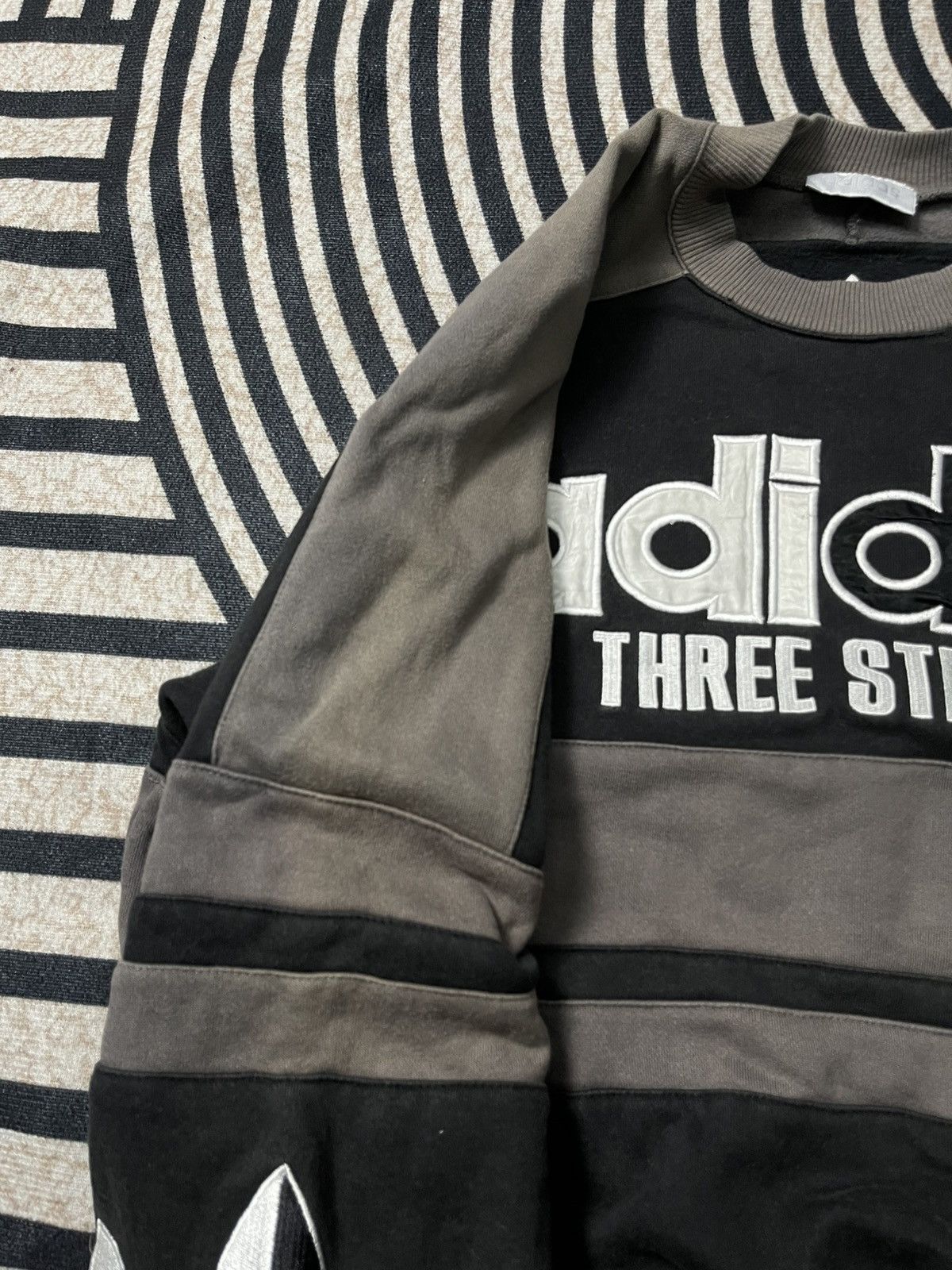 Adidas 90s ADIDAS THREE STRIPES RETRO LOGO SUN FADED BOXY STYLE Size US M / EU 48-50 / 2 - 7 Thumbnail