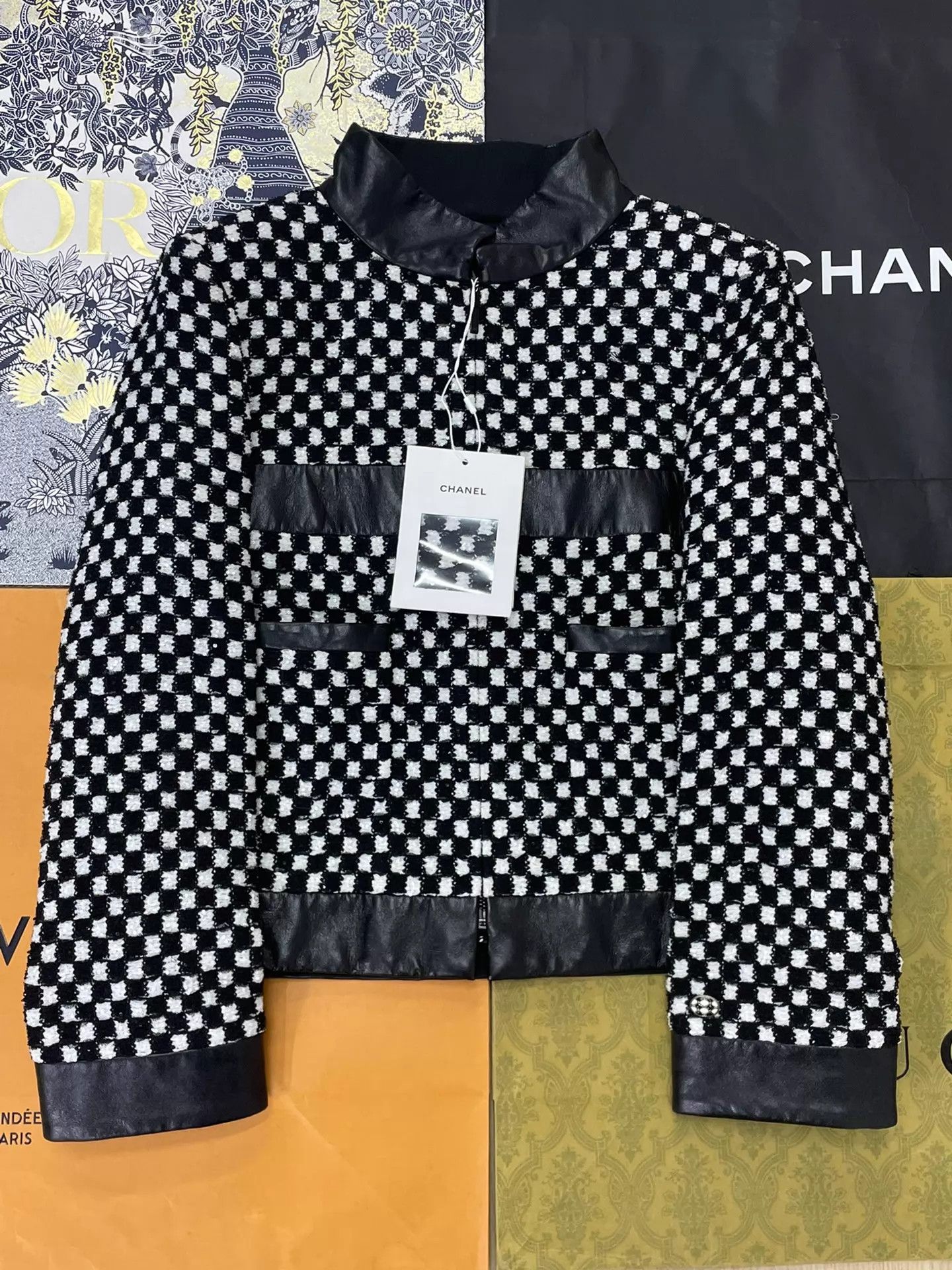 Chanel Chanel Black & White Colorblocked Tweed Leather Jacket 38 Size S / US 4 / IT 40 - 1 Thumbnail