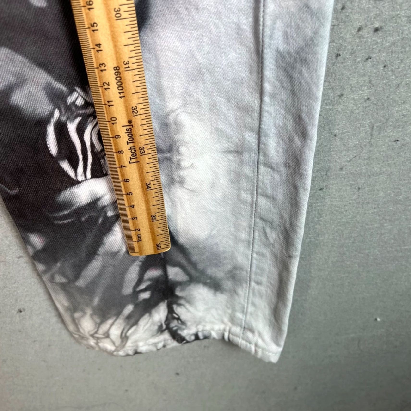 Levi's Levis Womens Size 28 x 30 Tie-Dye Distressed Gray Jeans 100% Cotton Button-Fly Size 28" / US 6 / IT 42 - 6 Thumbnail