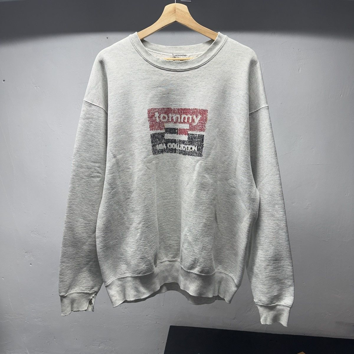 Vintage 90s Thrashed Faded Distressed Tommy Sweatshirt ERD Grunge Size US XXL / EU 58 / 5 - 12 Thumbnail