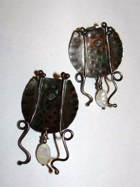 Designer Hammered Disc Figural Modernist Water Pearl Dangle Earrings Size ONE SIZE - 1 Thumbnail