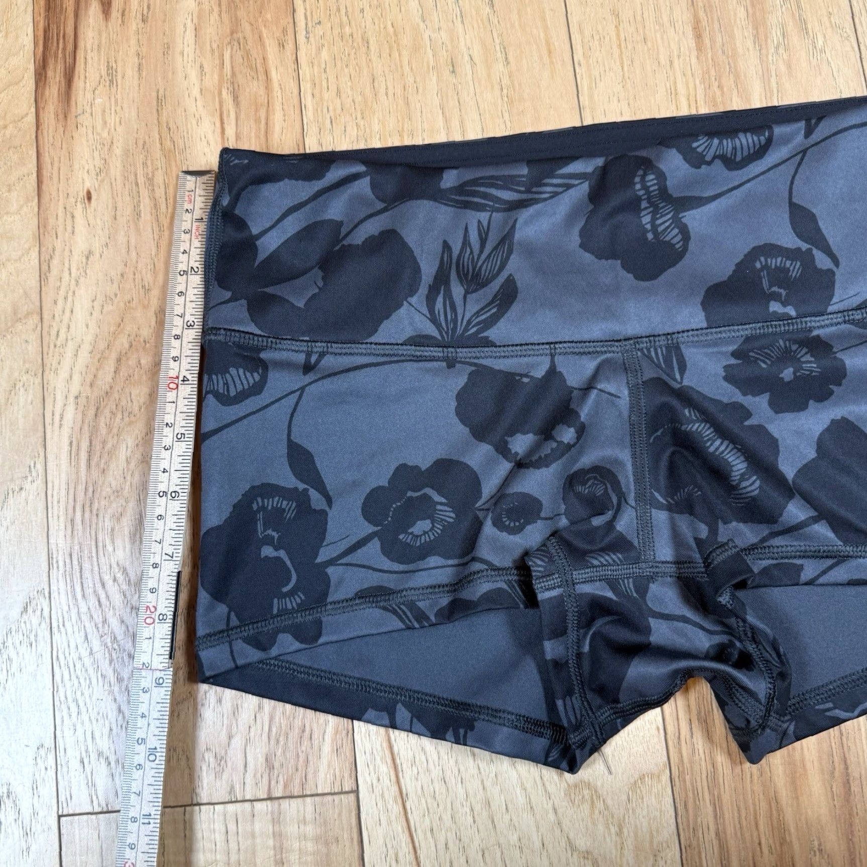 Lululemon Lululemon Boogie Shorts Womens 6 Black Floral Printed Flat Inky Deep Coal Black Activewear Womens Size 6 Floral Pattern Shorts Womens Mens? Size 28" / US 6 / IT 42 - 5 Thumbnail