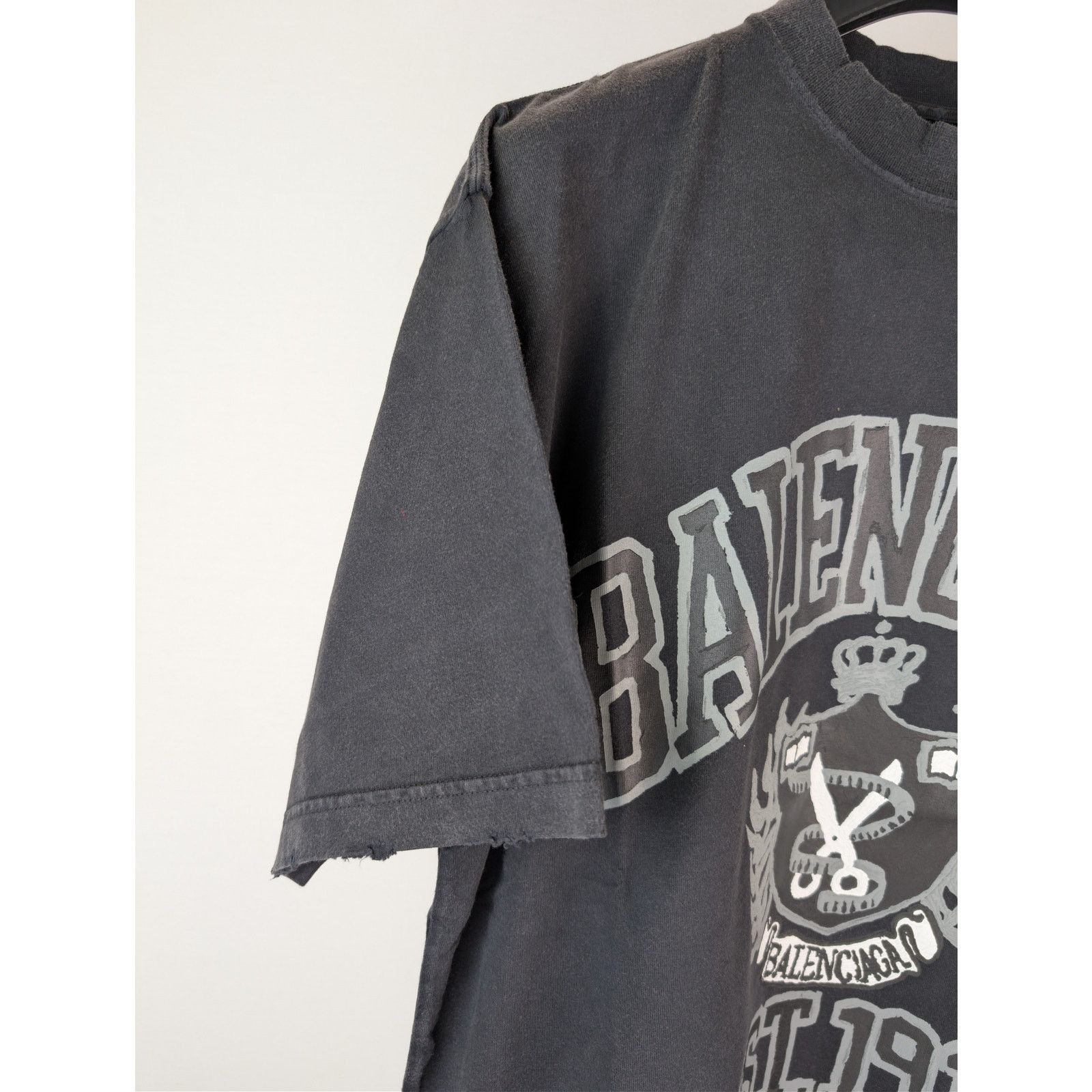 Balenciaga o1rshd1 Distressed DIY College Printed Cotton T-Shirt Black Size US S / EU 44-46 / 1 - 6 Thumbnail