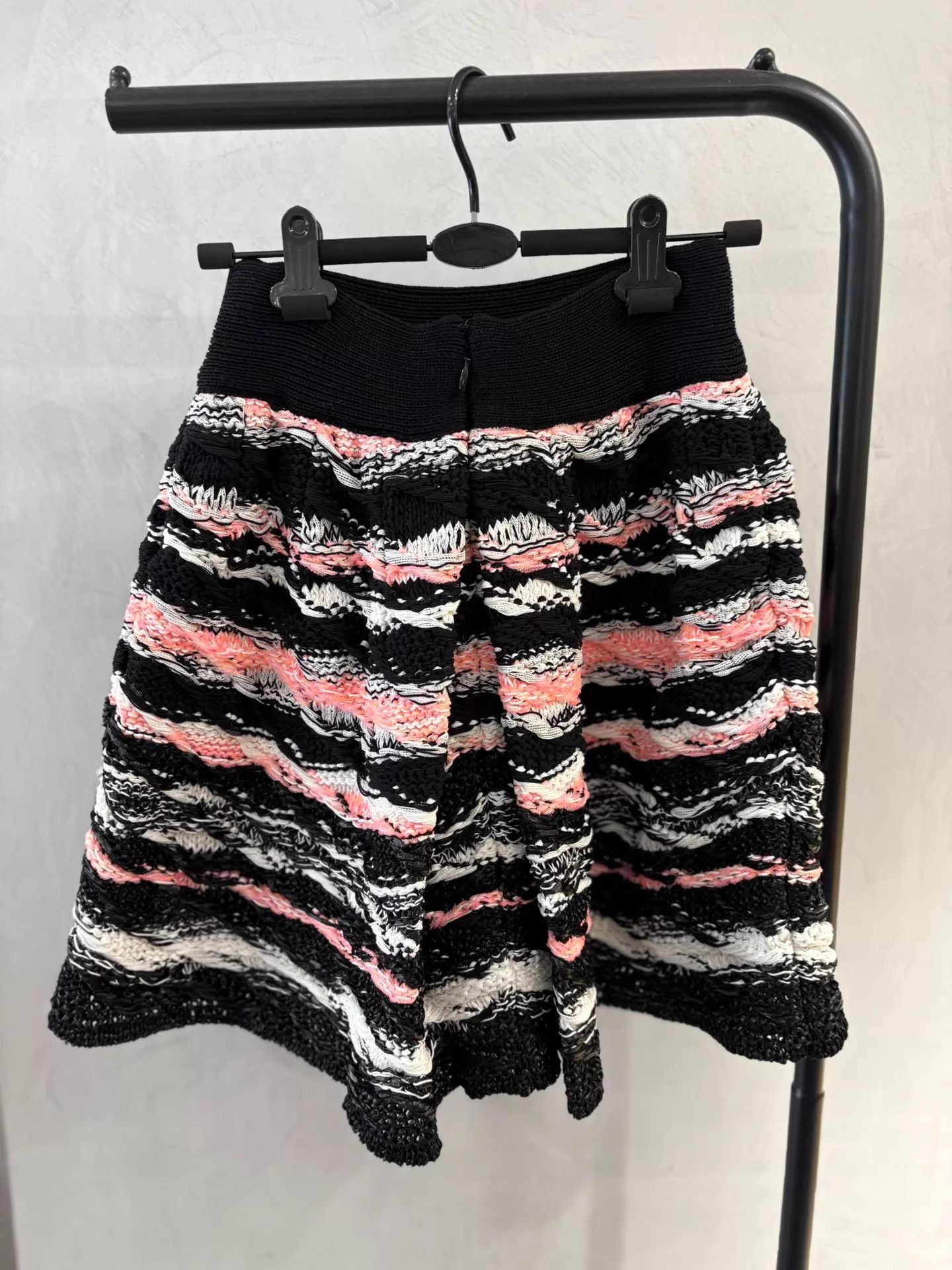 Chanel Chanel 20S Striped Black-Pink Ombre Knit Skirt 34 Unused Size 25" / US 0 / IT 36 - 3 Thumbnail