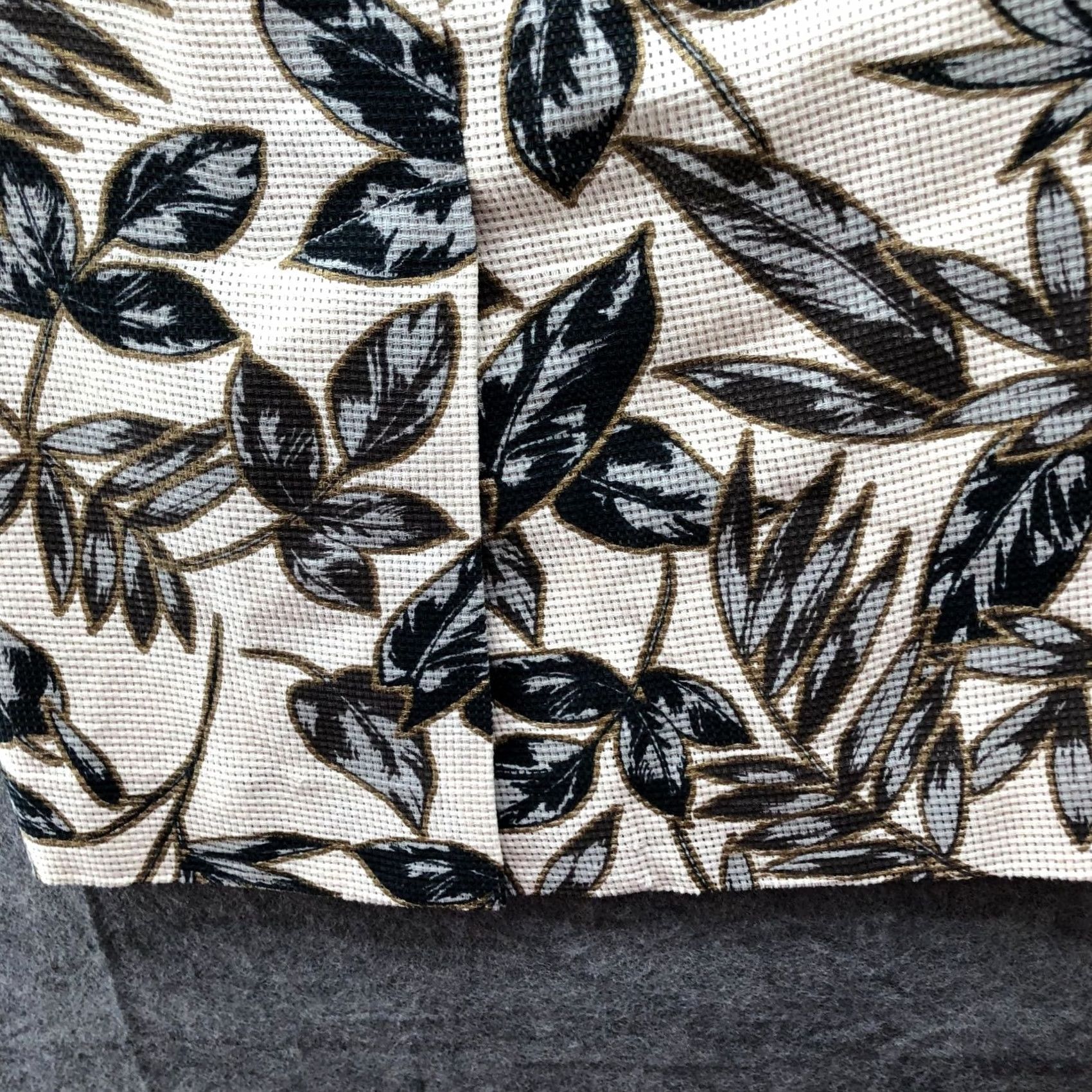 J.Crew J. Crew Leaf Print Pencil Skirt Womens 0 Beige Cotton Perforated Palm Knee Length Lined Zip Back Slit Size 25" / US 0 / IT 36 - 4 Thumbnail