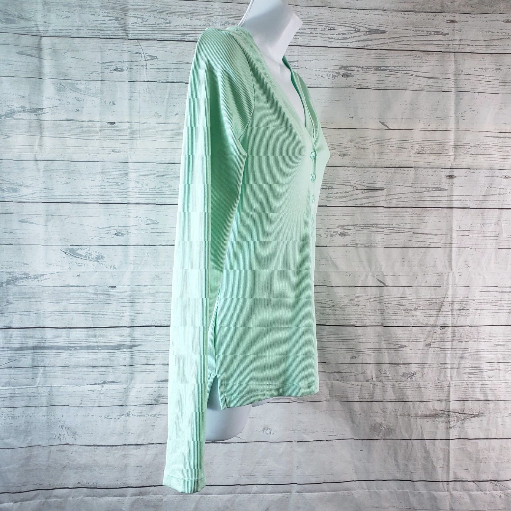 Athleta Athleta Womens Uptempo Ribbed Henley Top Sz Small Green Long Sleeve Size S / US 4 / IT 40 - 3 Thumbnail