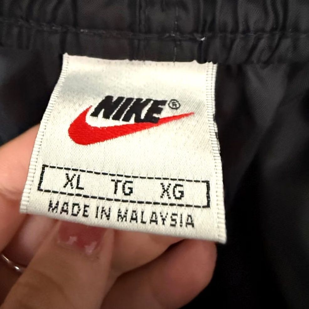 Nike VINTAGE Nike Track Pants Windbreaker Parachute Joggers Black XL Mens Size US 36 / EU 52 - 7 Thumbnail