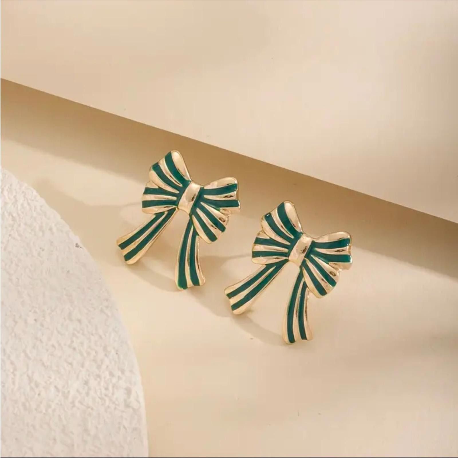 Designer Elegant Green and Gold Bow Earrings Size ONE SIZE - 1 Preview