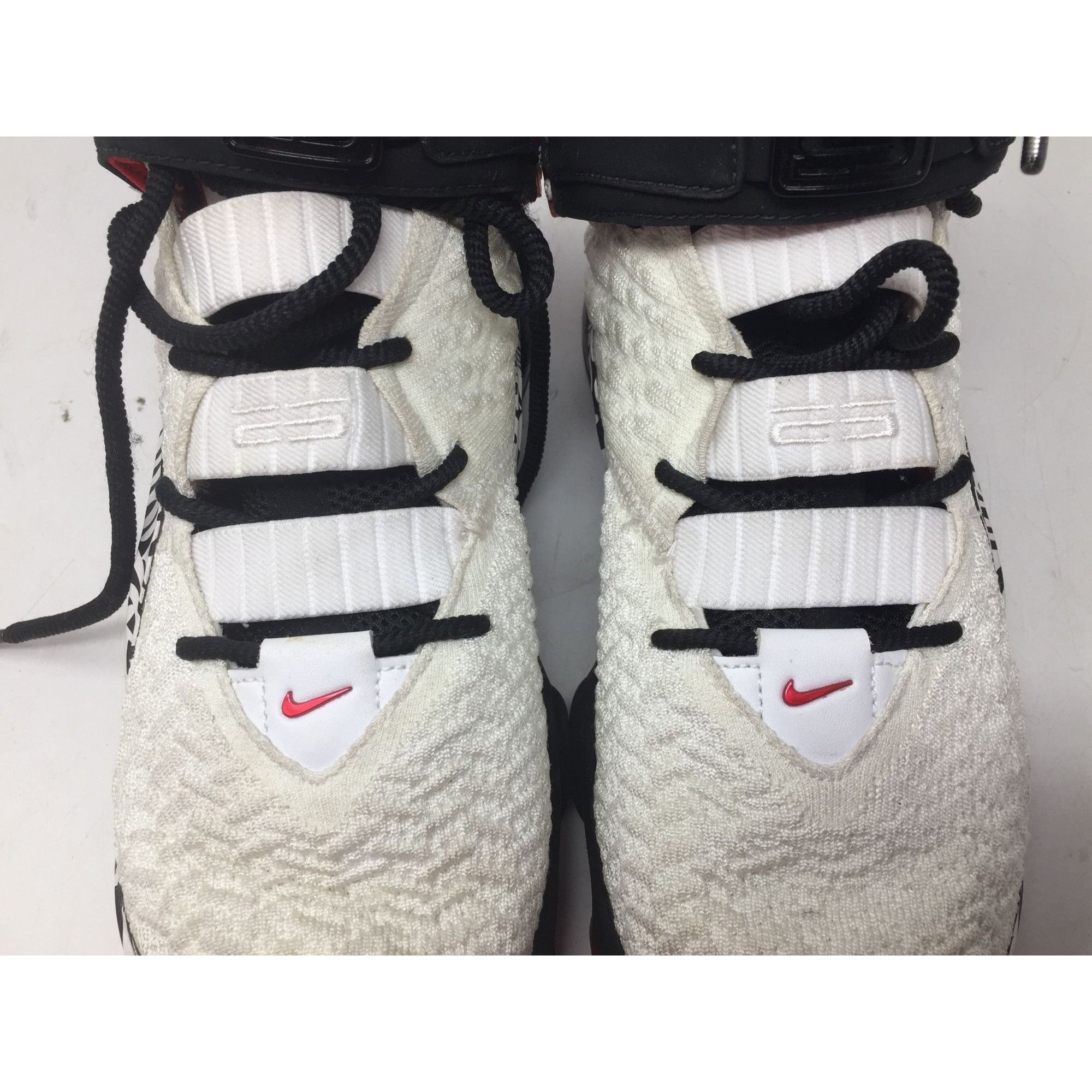 Nike Nike Lebron XVII 17 Grafiti Freestyle White/Red/Black Sneake Size US 6 / EU 39 - 12 Thumbnail