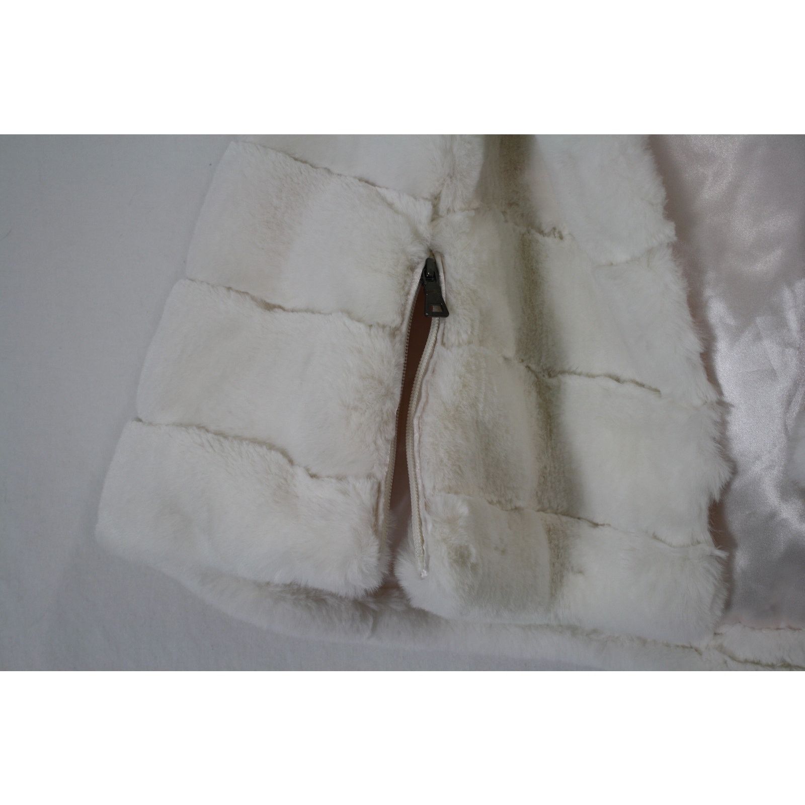 Betsey Johnson Betsey Johnson Faux Fur Capelet Ivory Bridal Shrug Women S Size S / US 4 / IT 40 - 2 Thumbnail