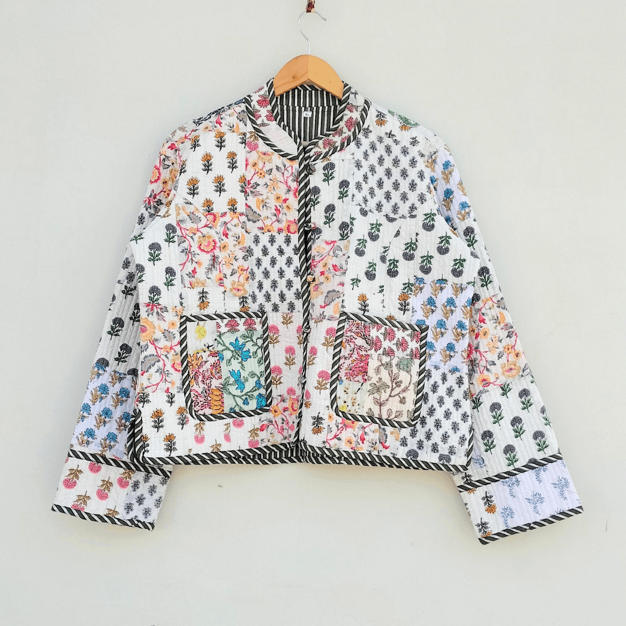 Handmade Vintage Patchwork Kantha Jacket, Short Quilted Jacket Size S / US 4 / IT 40 - 1 Thumbnail