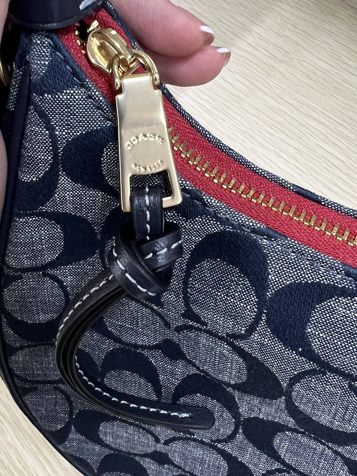 Coach INSTOCK Coach Kleo Hobo In Signature Chambray C8163 Size ONE SIZE - 7 Thumbnail