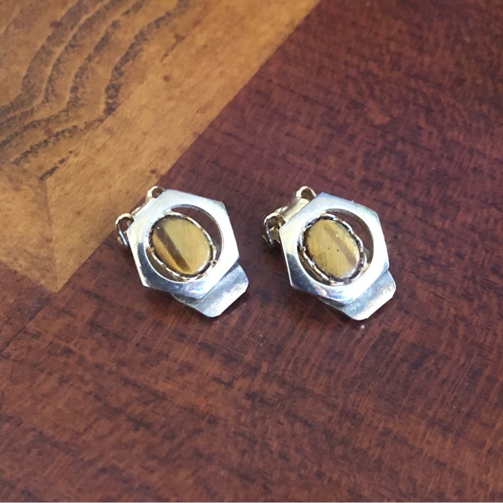 Vintage Vintage oval tiger eye cabochon gold plated clip on earrings Size ONE SIZE - 1 Thumbnail