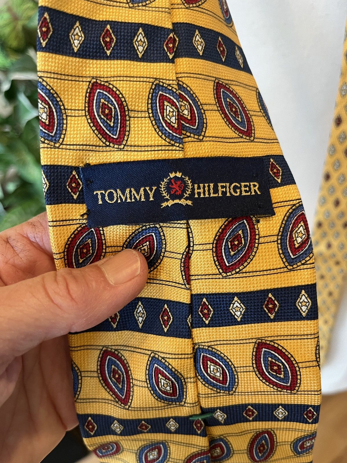 Tommy Hilfiger Vintage Tommy Hilfiger Silk Tie Gold Print Size ONE SIZE - 2 Thumbnail