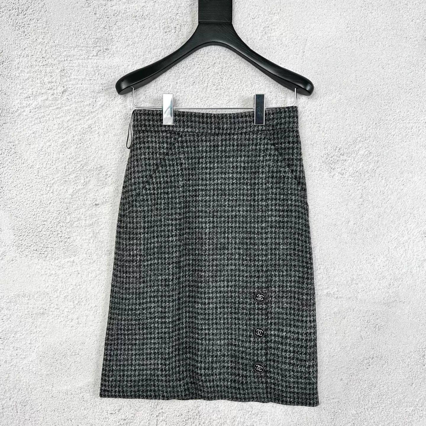 Chanel Chanel 22K Houndstooth Black Gray Button Logo Skirt Size 26" / US 2 / IT 38 - 1 Thumbnail