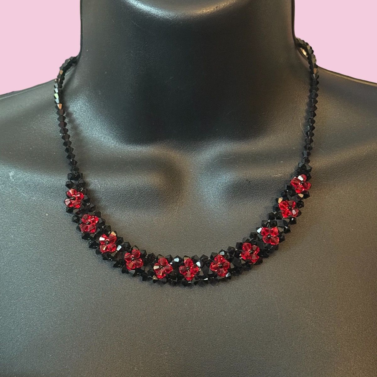 Vintage Vintage woven black and red glass bead floral necklace Size ONE SIZE - 1 Thumbnail