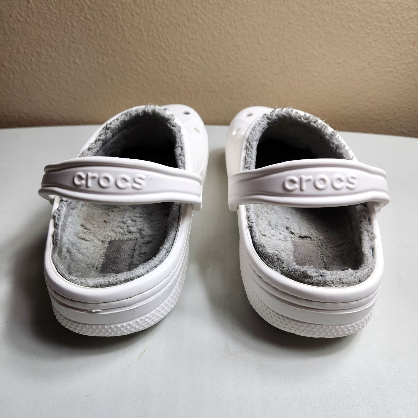 Crocs Crocs Fleece Lined |Mens 10/Womens 12| White/Gray Strap Back Clogs Size L / US 10 / IT 46 - 5 Thumbnail