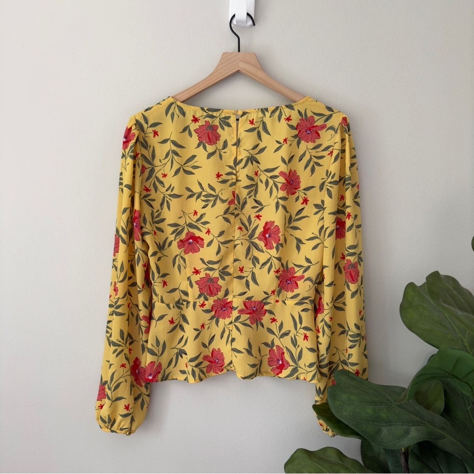 Other Lulus Floral Long Sleeve Peplum Top Ruched V-Neck Button EUC Size M / US 6-8 / IT 42-44 - 2 Thumbnail