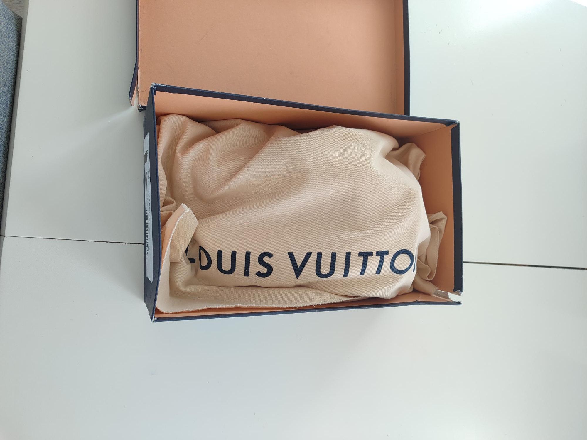 Louis Vuitton BASKETS LOUIS VUITTON SLIP ON RUN AWAY Size US 6 / IT 36 - 16 Thumbnail