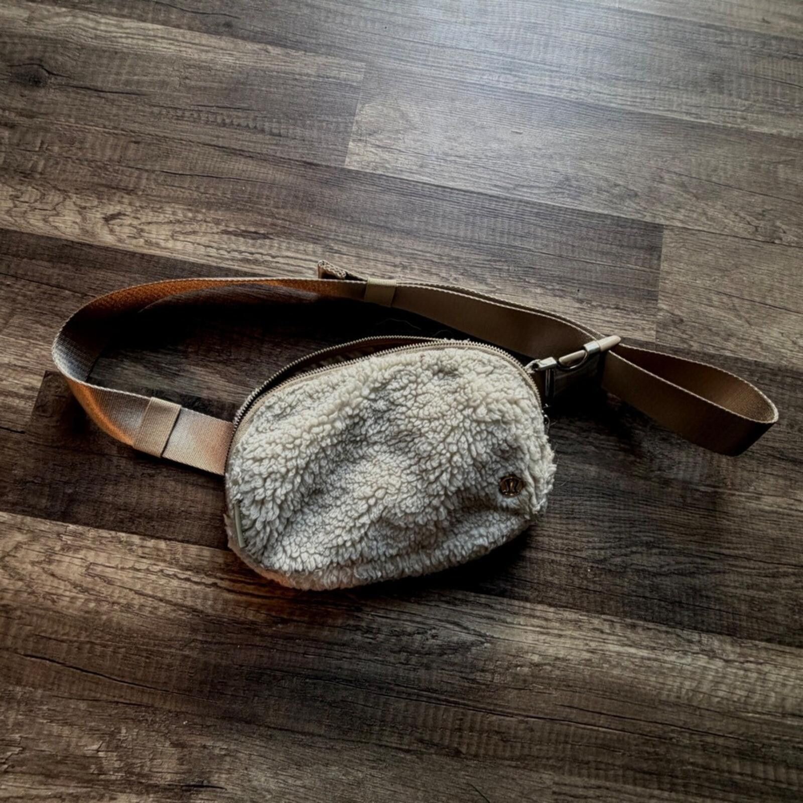 Lululemon Lululemon Everywhere Belt Bag Sherpa Logo Fanny Pack Size ONE SIZE - 1 Thumbnail