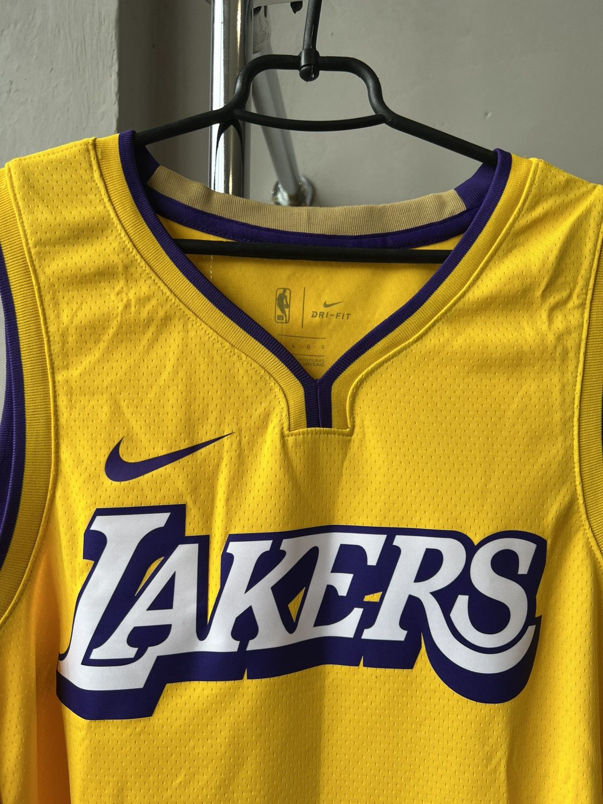 Nike NWT 2019 LOS ANGELES LAKERS NIKE BASKETBALL CITY JERSEY Size US L / EU 52-54 / 3 - 4 Thumbnail