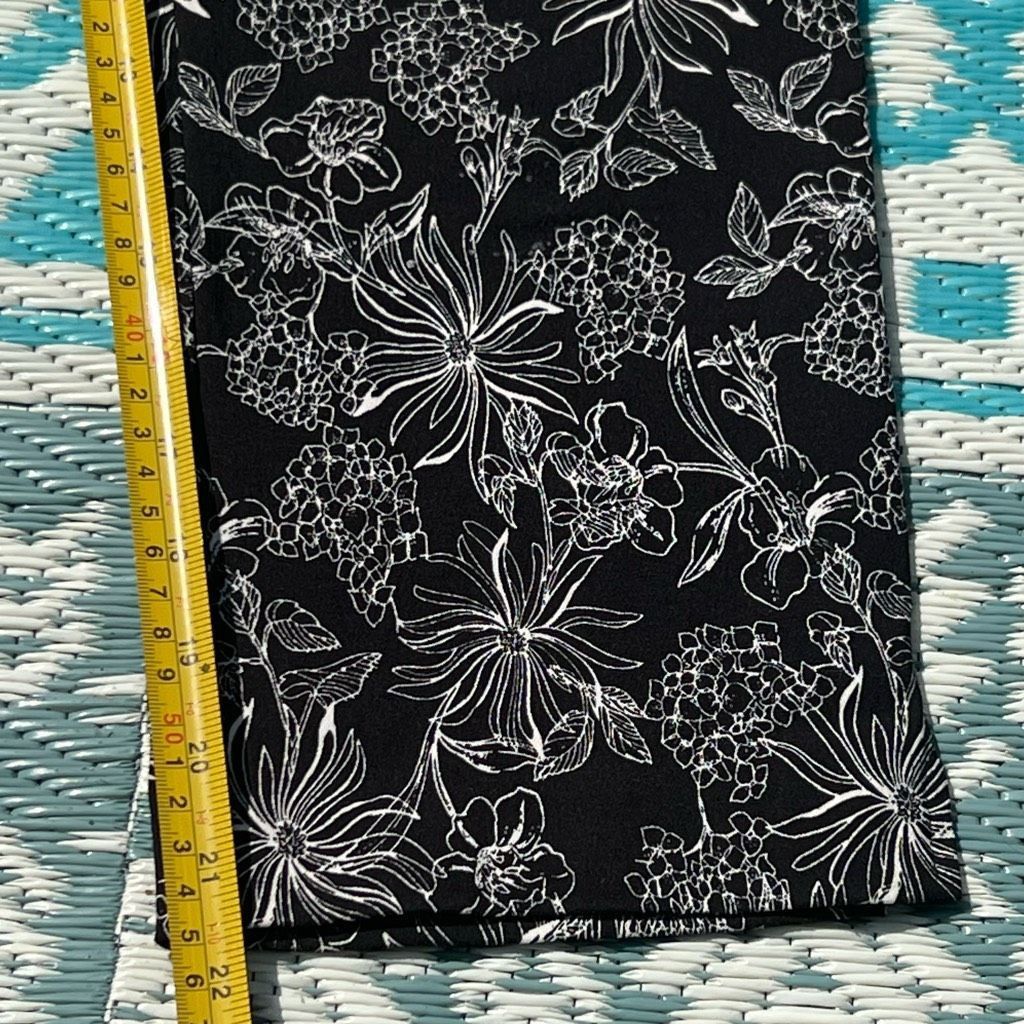 Kenzo Kenar, Black & White Floral Outline Stretchy Pull on Cropped Size 28" / US 6 / IT 42 - 4 Thumbnail