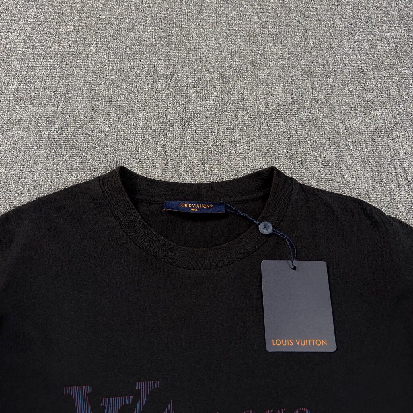 Louis Vuitton LV 25 Scales Logo black short sleeve L Size US L / EU 52-54 / 3 - 3 Thumbnail