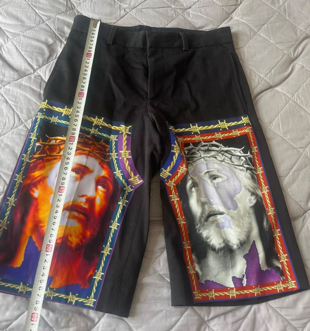 Givenchy Givenchy Black Character Printed Shorts size44 Size US 44 / EU 60 - 1 Thumbnail