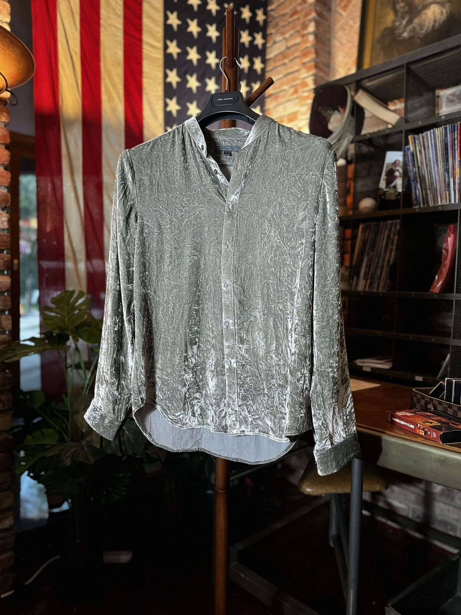 John Varvatos JOHN VARVATOS Crushed Velvet Button Down in Gray sz.M Size US M / EU 48-50 / 2 - 1 Thumbnail