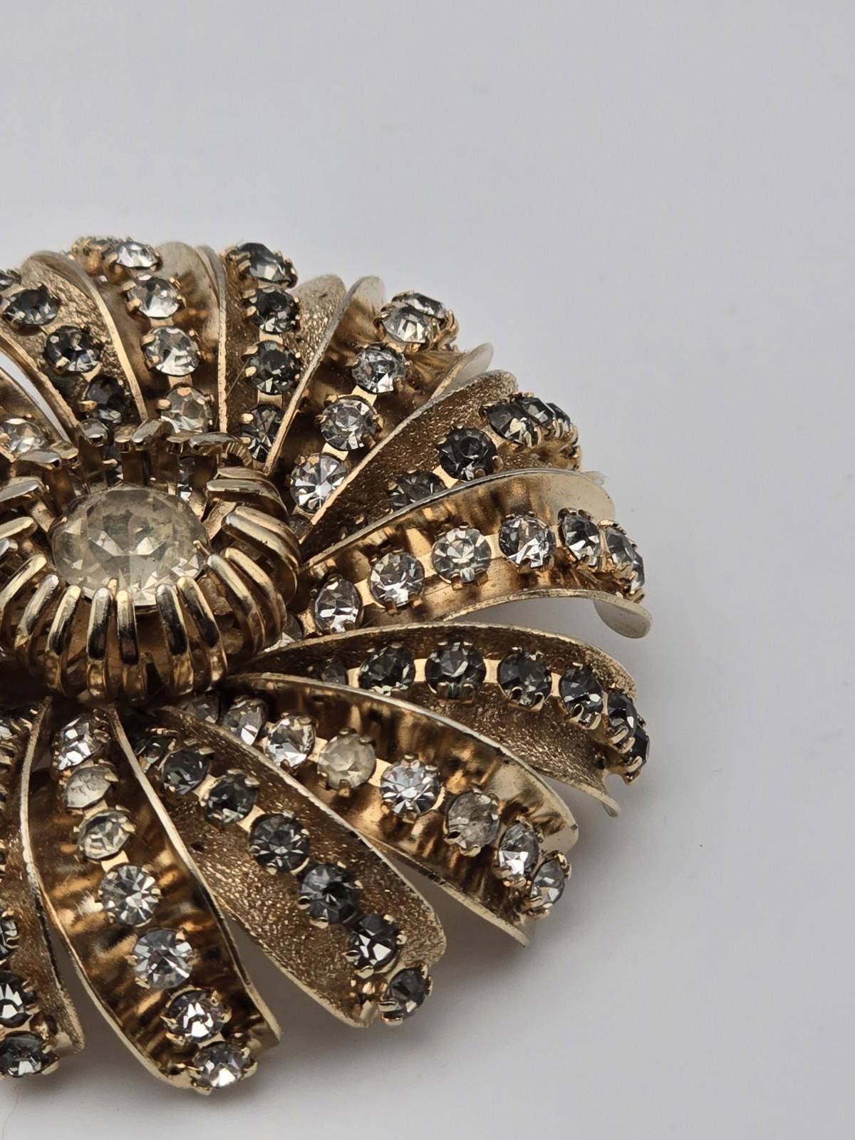 Homespun Knitwear Vintage 1940s Hobe Gold Tone Rhinestone Domed Swirl Brooch Size ONE SIZE - 7 Thumbnail