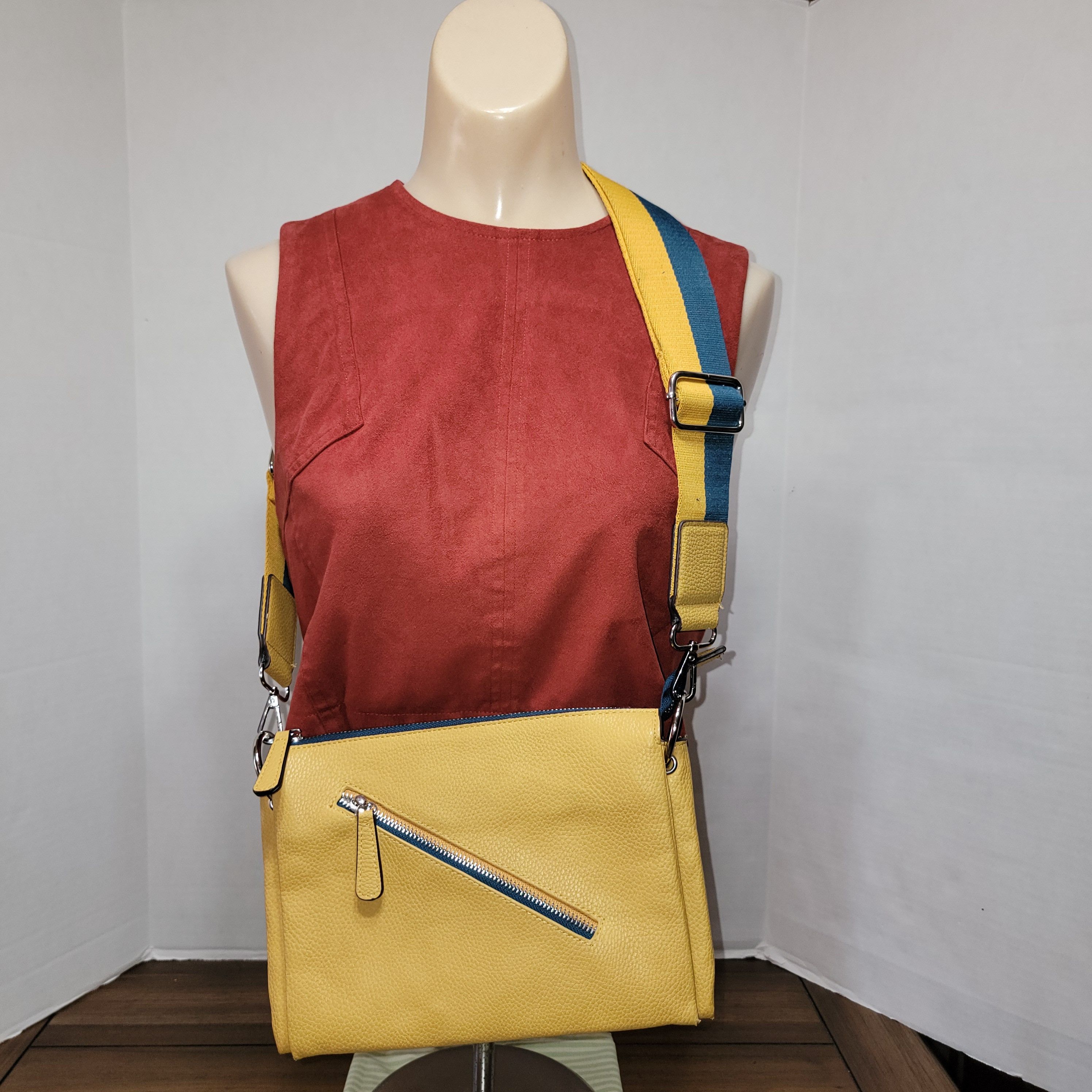 Other Sondra Roberts Crossbody Purse w/ 3 Pockets, Wide Strap Size ONE SIZE - 1 Thumbnail