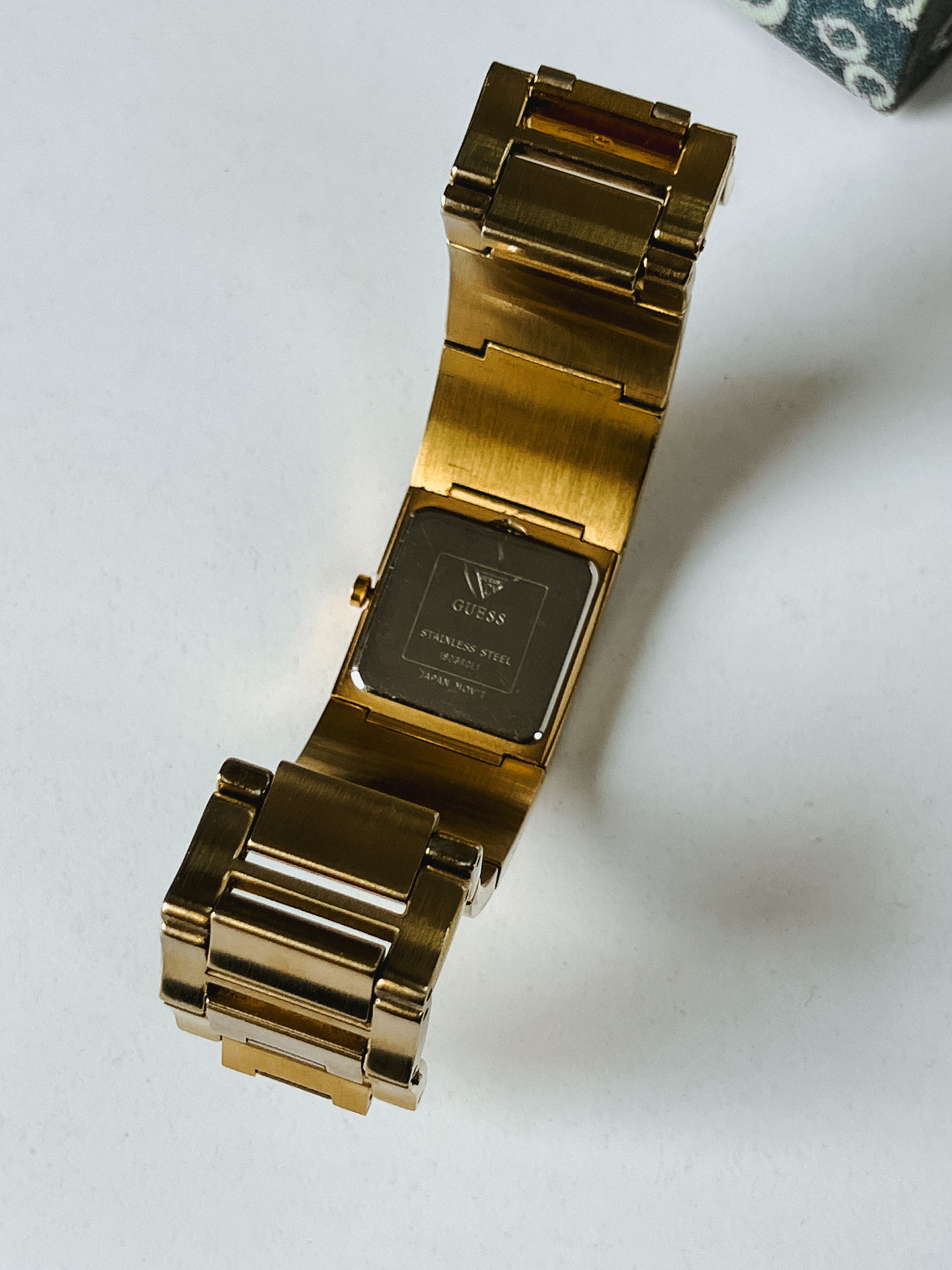 Guess GUESS VINTAGE LADIES GOLD ANALOGUE WRISTWATCH 180340L1 Size ONE SIZE - 6 Thumbnail