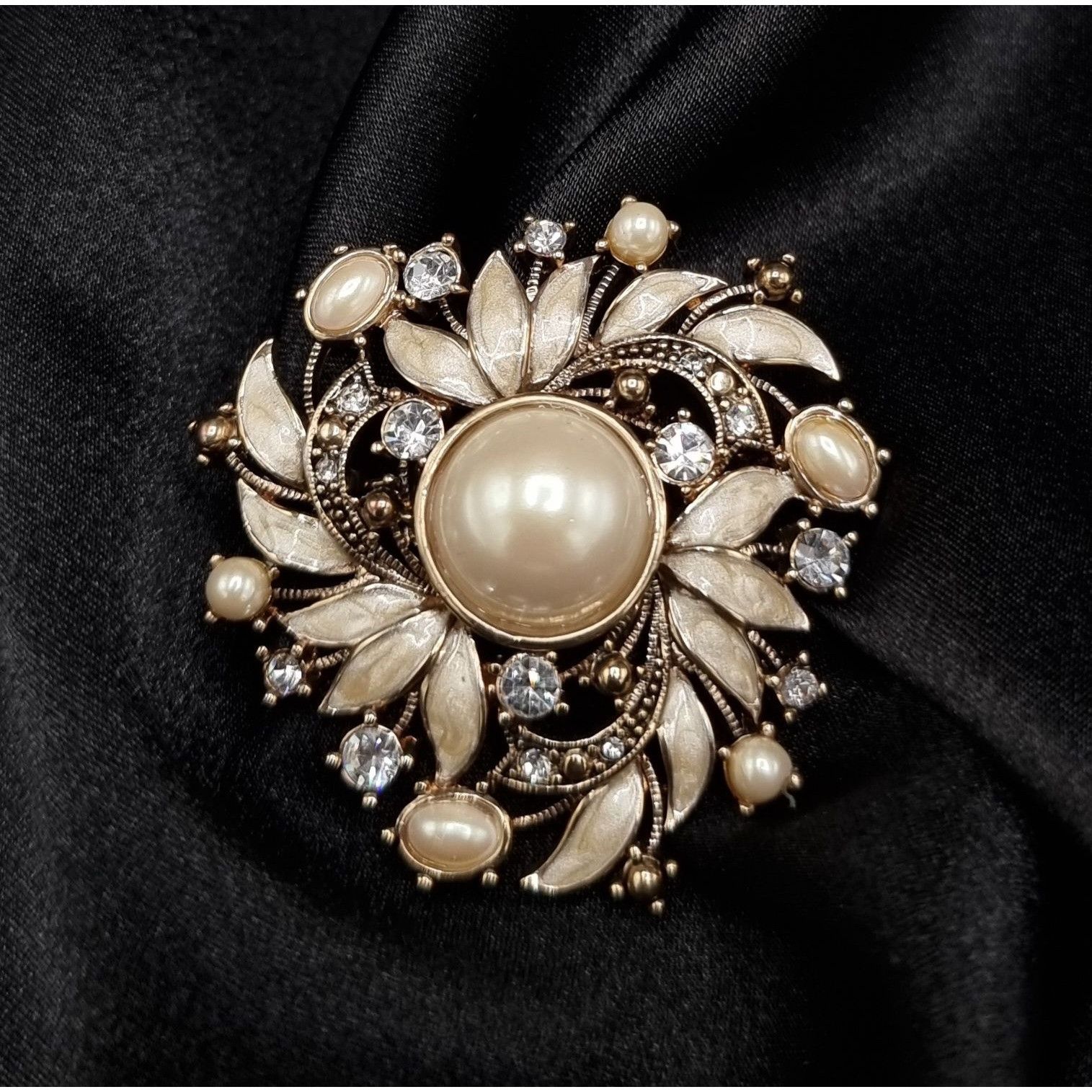 Monet Vintage 1990's MONET Signed Faux Pearl & Rhinestone Floral B Size ONE SIZE - 1 Thumbnail