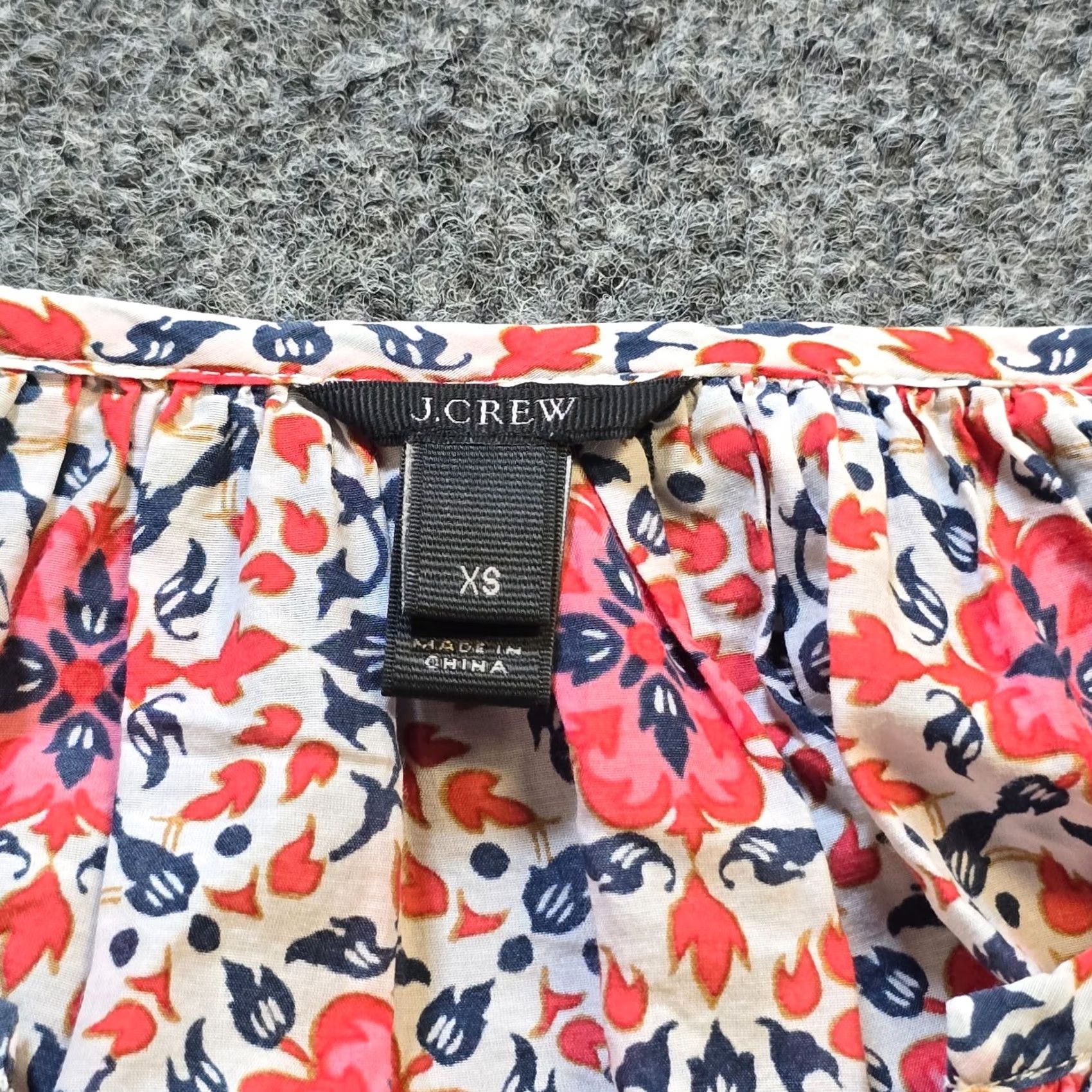 J.Crew J.CREW Top Womens XS Red Floral Long Sleeve Blouse Popover Casual Shirt V-Neck Knit Cotton Woven Lightweight Preppy Regular Men/Women? Size XS / US 0-2 / IT 36-38 - 4 Thumbnail