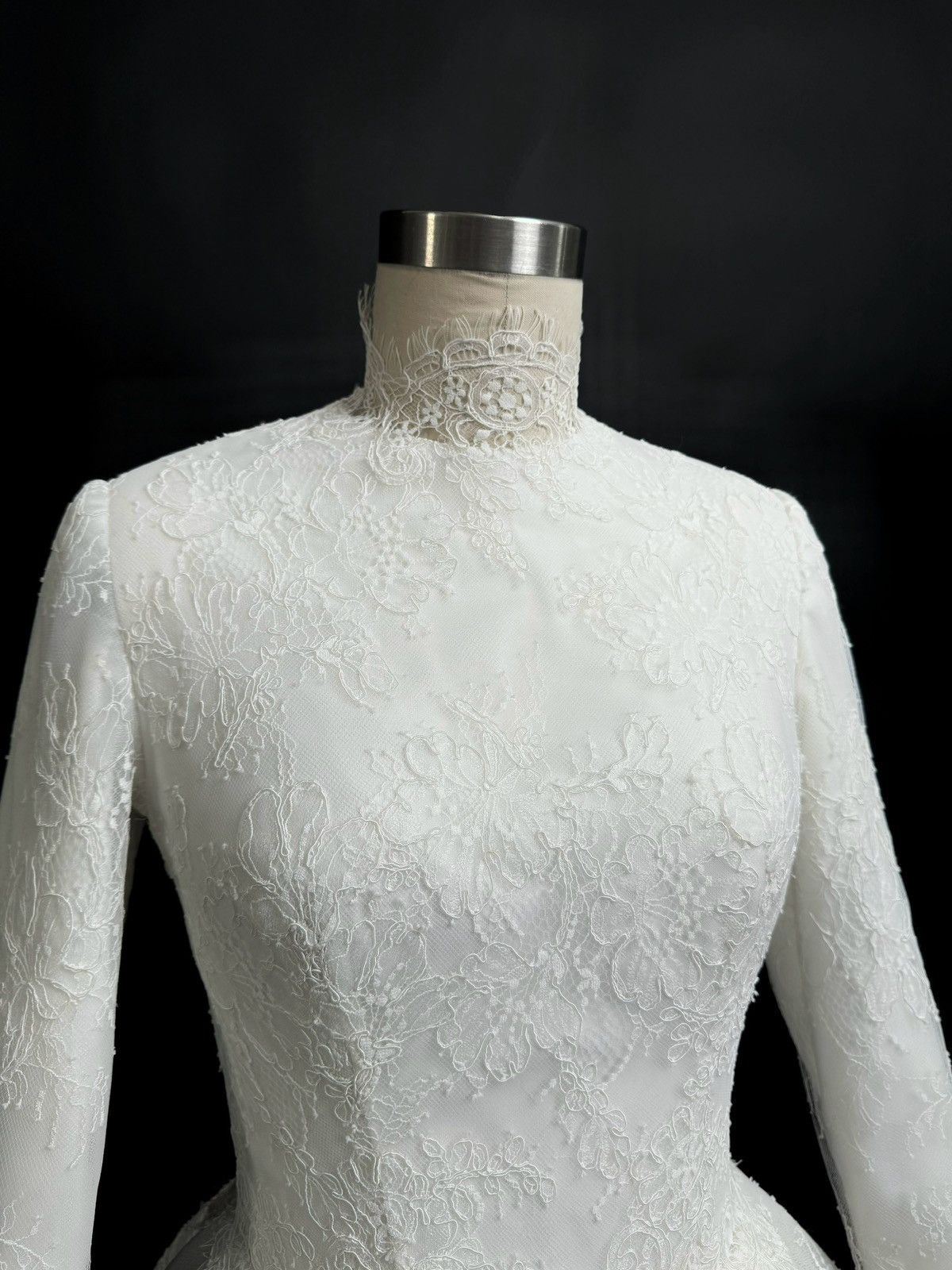 Other Preloved US 4 Anna Augusta Chantilly Corded Lace Bridal Gown Size S / US 4 / IT 40 - 4 Thumbnail
