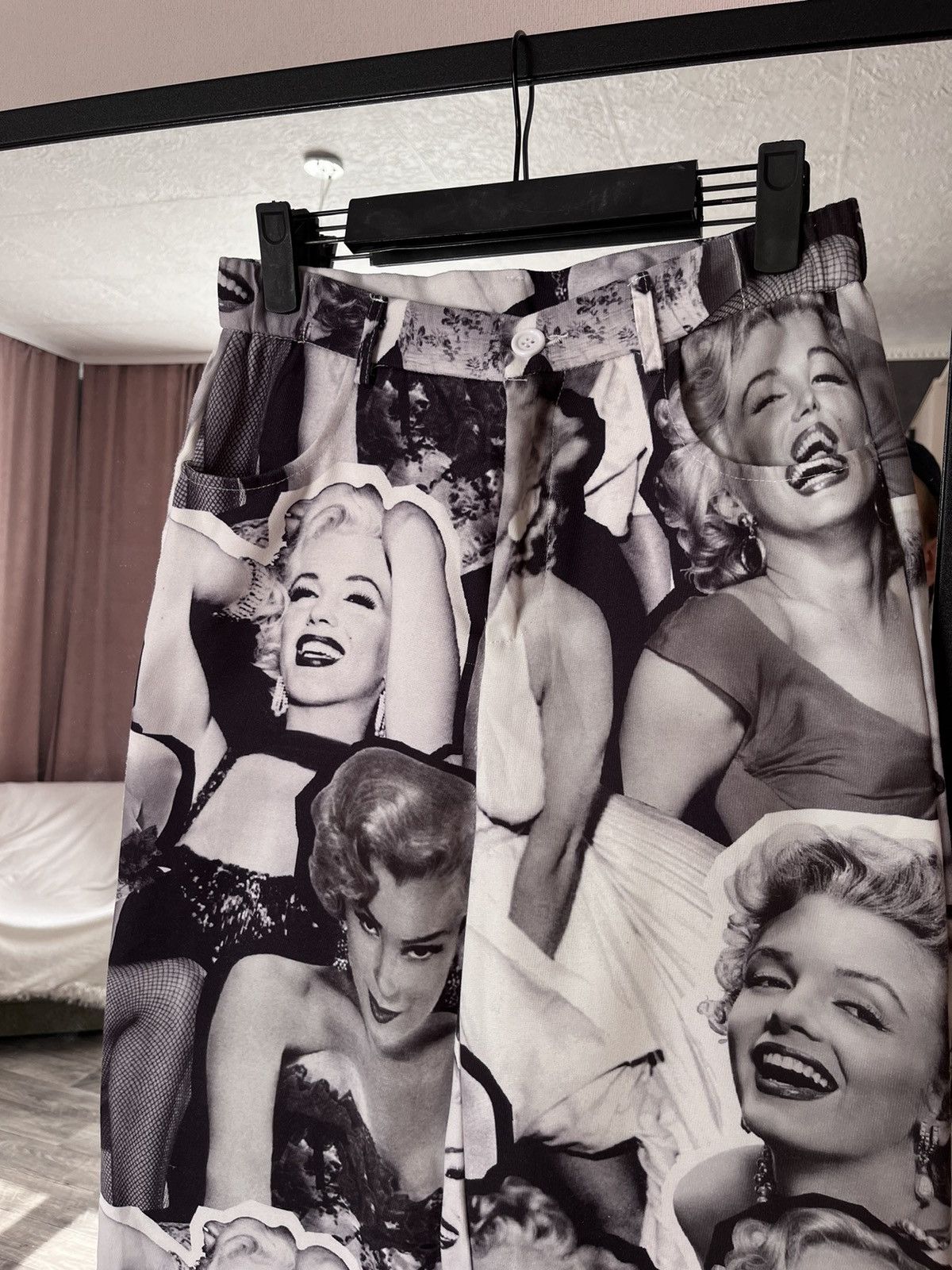 Other Marilyn Monroe All Over Print Photo Pants SHEIN Size S Size 30" / US 8 / IT 44 - 5 Thumbnail