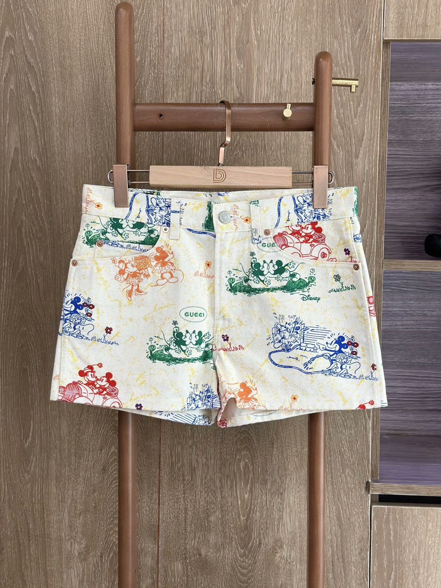 Gucci Gucci Mickey Print White Denim Shorts Size 25" / US 0 / IT 36 - 1 Thumbnail