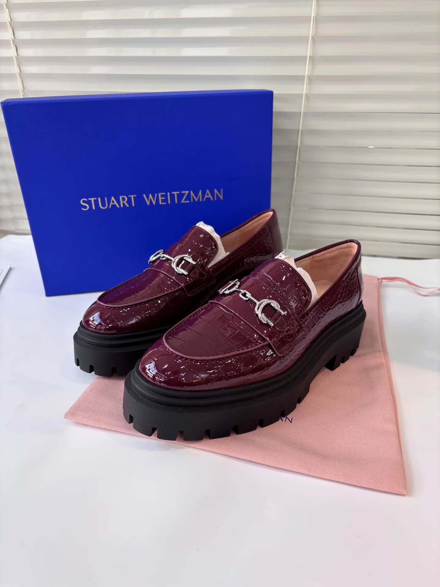 Stuart Weitzman Stuart Weitzman Burgundy Croc Platform Loafers Size US 7 / IT 37 - 1 Thumbnail