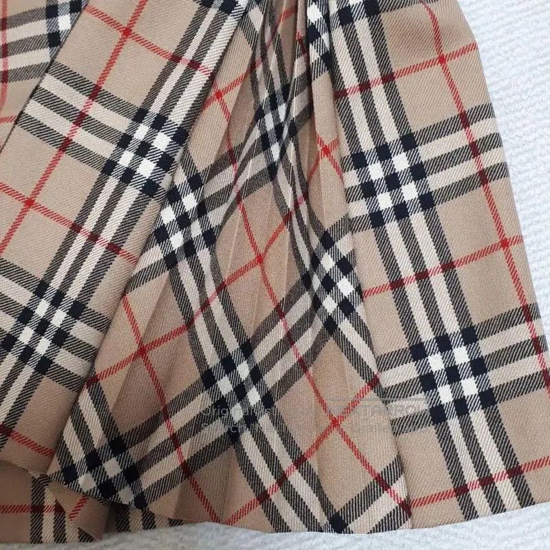 Other Burberry Khaki Wool Midi Skirt for Women. Size 24" / US 00 / IT 34 - 7 Thumbnail
