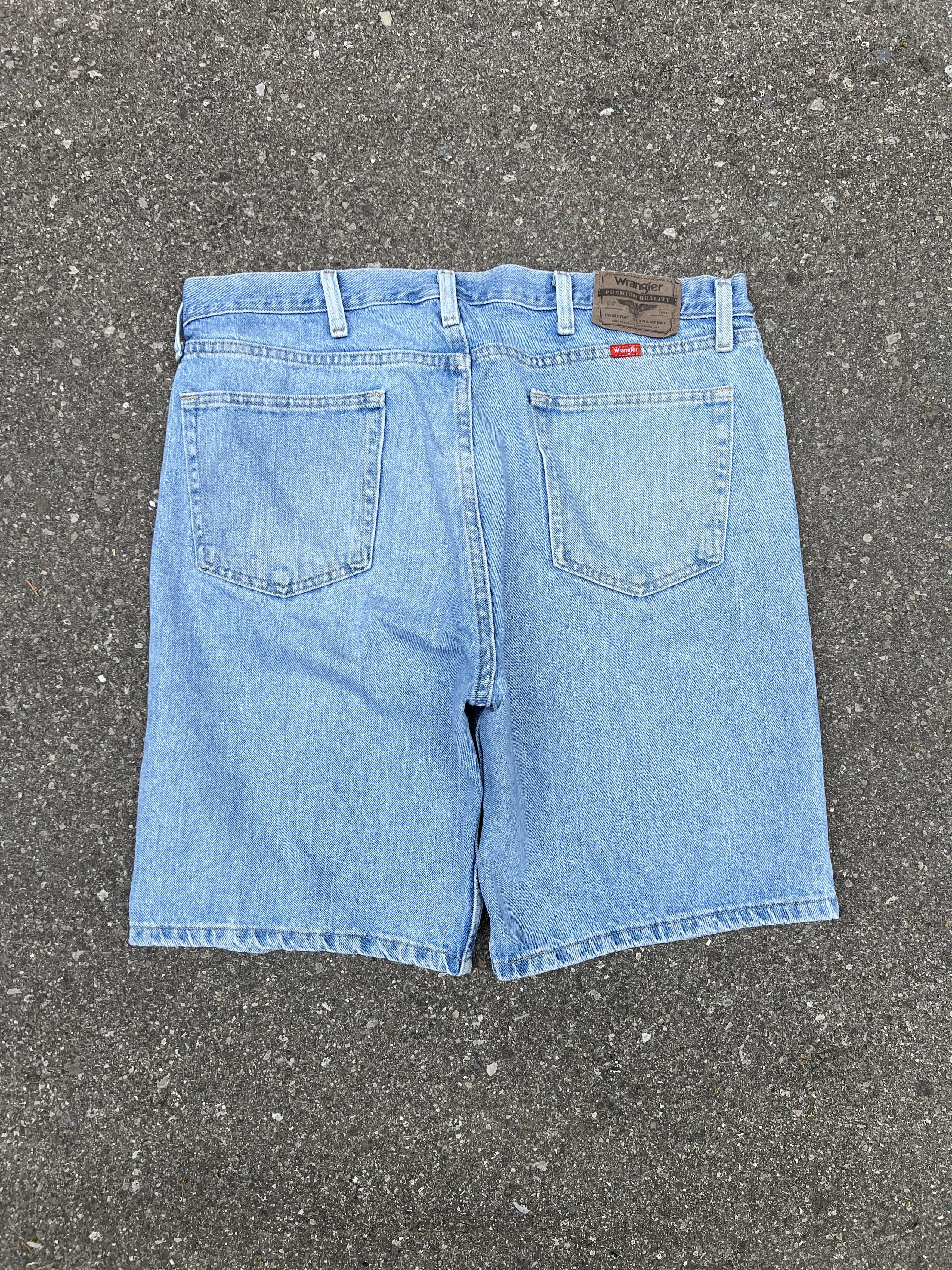 Vintage × Wrangler 2000's Wrangler Relaxed Fit Light Wash Denim Jean Shorts Size US 36 / EU 52 - 2 Thumbnail