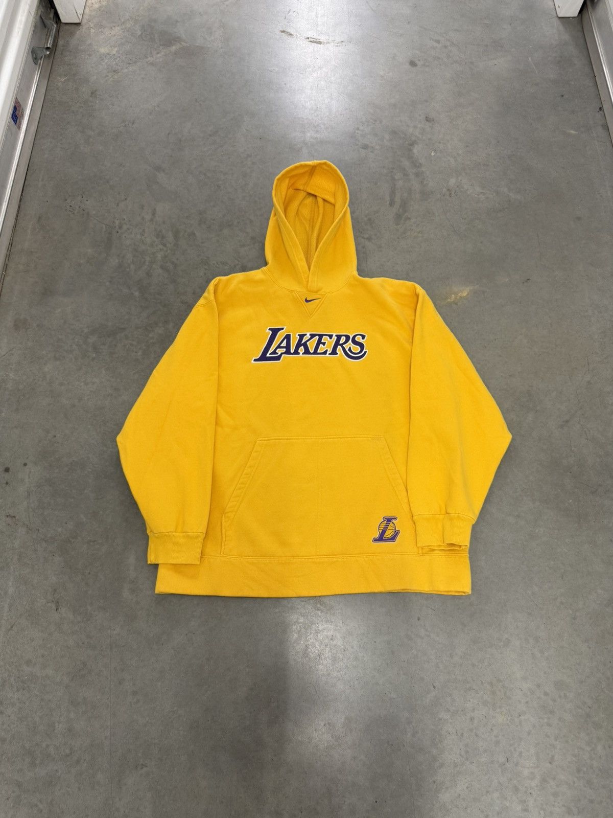 Nike Los Angeles Lakers Nike Center Swoosh Yellow Hoodie 2000s XL Size US XL / EU 56 / 4 - 7 Thumbnail