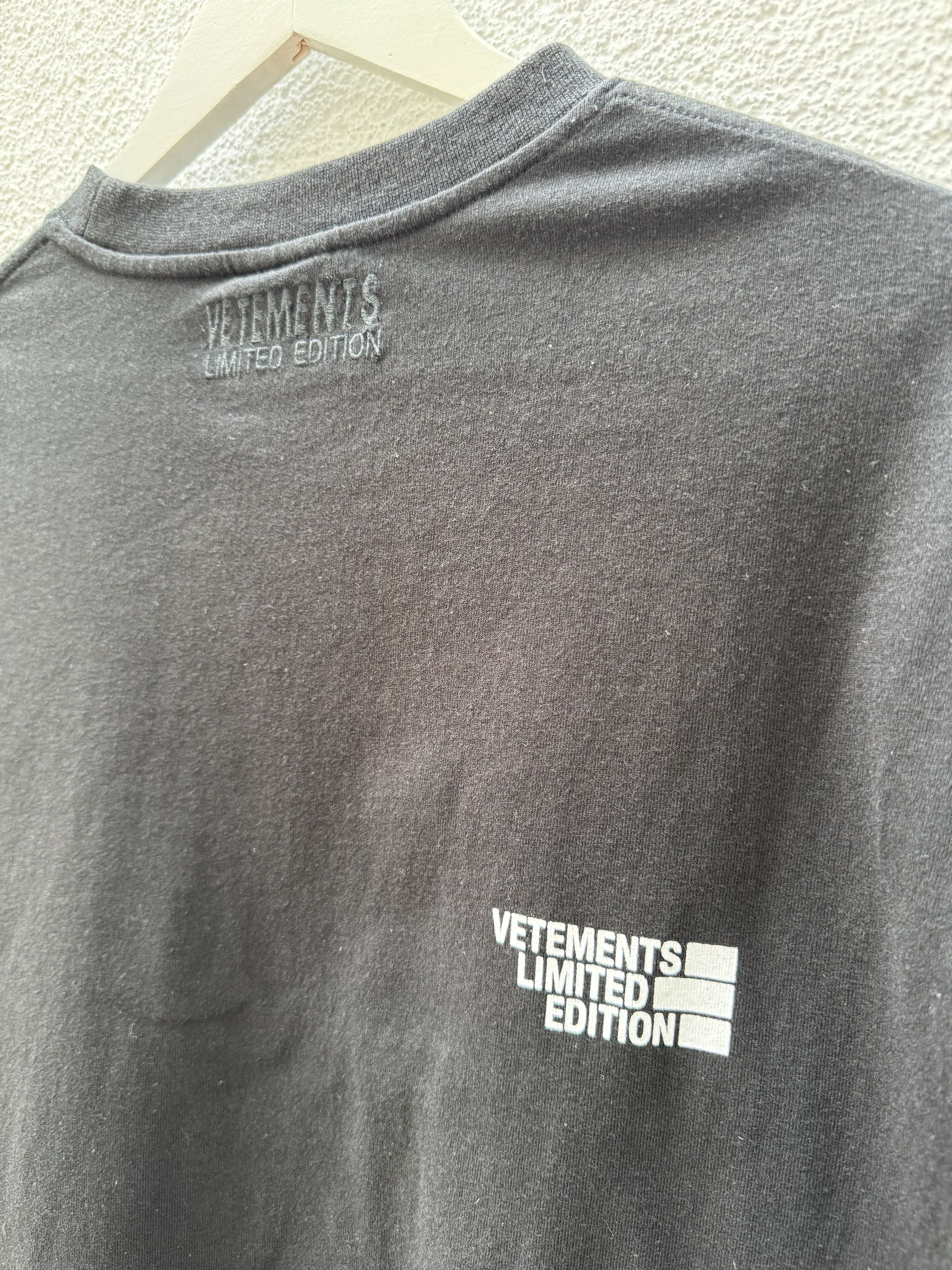 Vetements Vetements Oversized T-shirt - Black Size US S / EU 44-46 / 1 - 3 Thumbnail