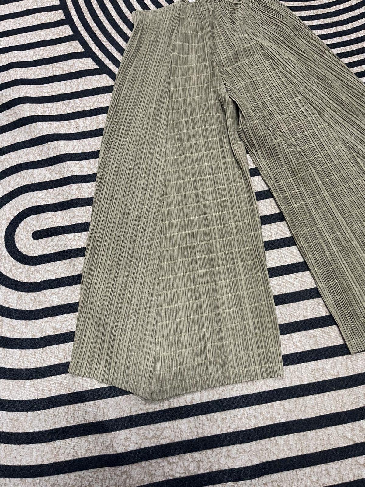 Pleats Please Issey Miyake 90s PLEATS PLEASE ISSEY MIYAKE PLISSE EFFECT FLARE TROUSERS Size 30" / US 8 / IT 44 - 3 Thumbnail