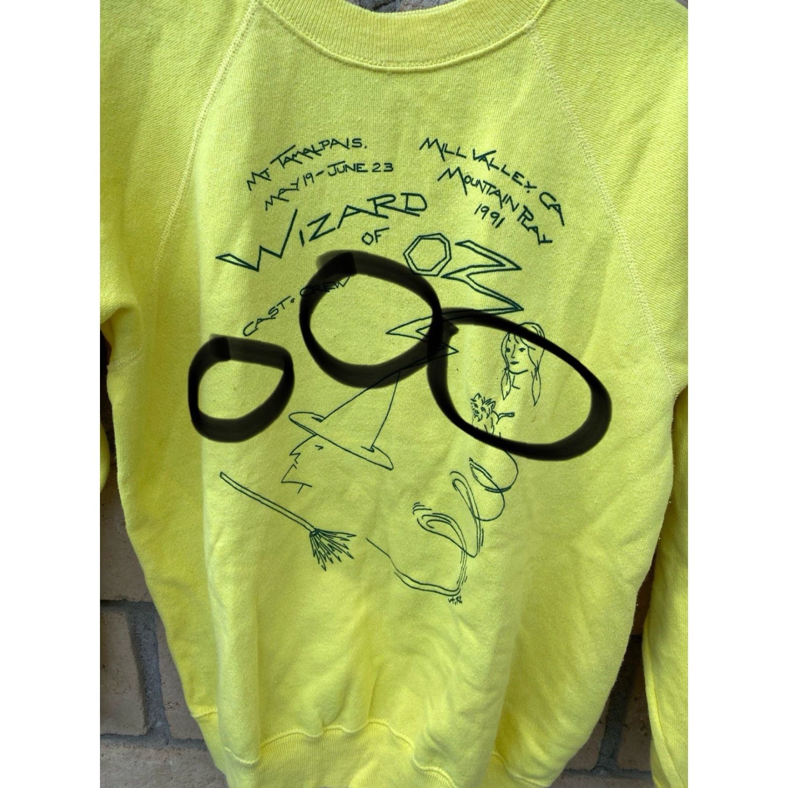 Hanes VINTAGE Wizard Of Oz Cast + Crew Mt Tamalpais 1991 Sweatshirt Hanes Yellow M Mens Pullover Graphic Print 90s Movie Dorothy raglan Sweatshirt Size US M / EU 48-50 / 2 - 6 Thumbnail