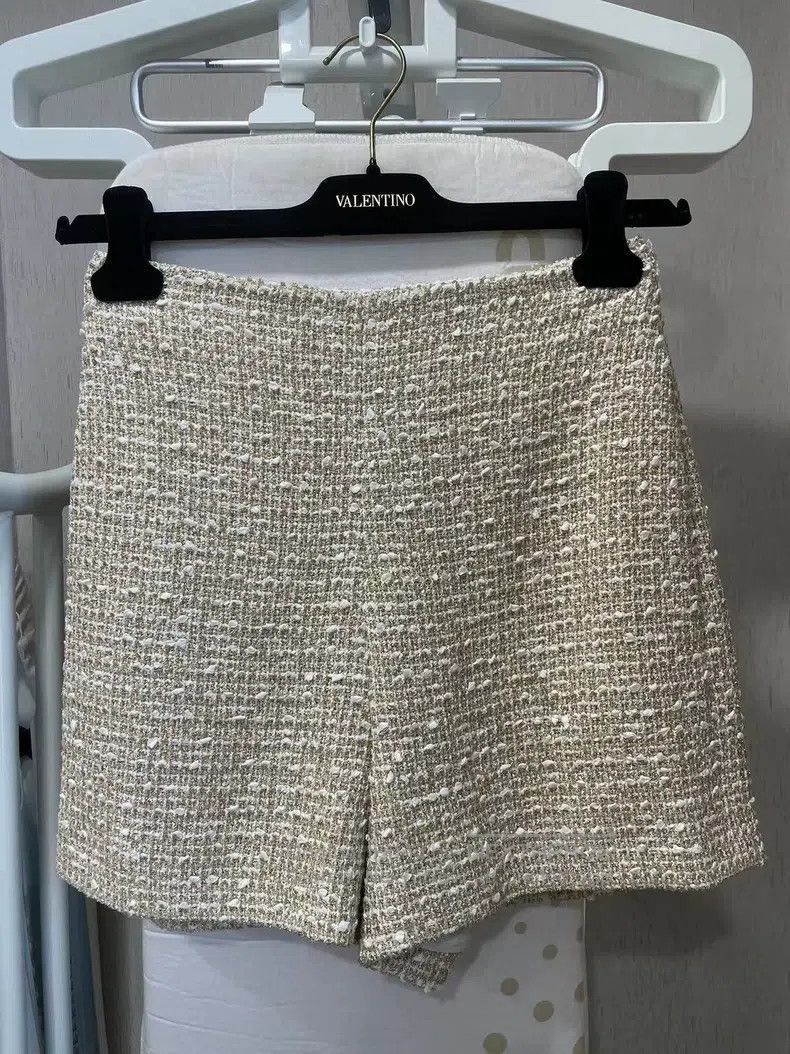 Valentino Valentino Gold shorts, classic little fragrance design Size 37" - 1 Thumbnail